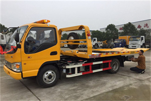 卧龙哪里有拖车服务