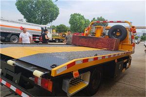 卧龙附近拖车电话号码服务